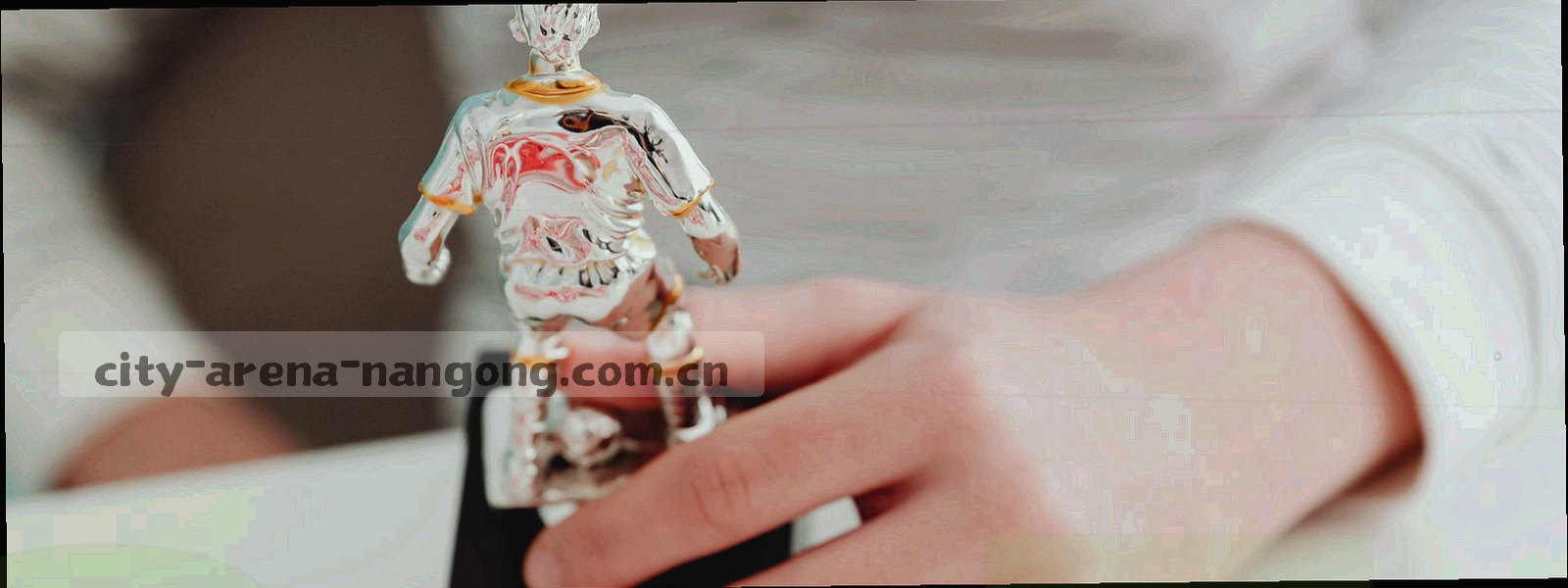 黄昏时分的空旷球场超广角画面，草皮与跑道线条清晰